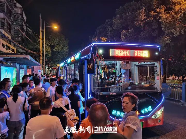 霓虹灯夜游专线。杜高富 摄.jpg