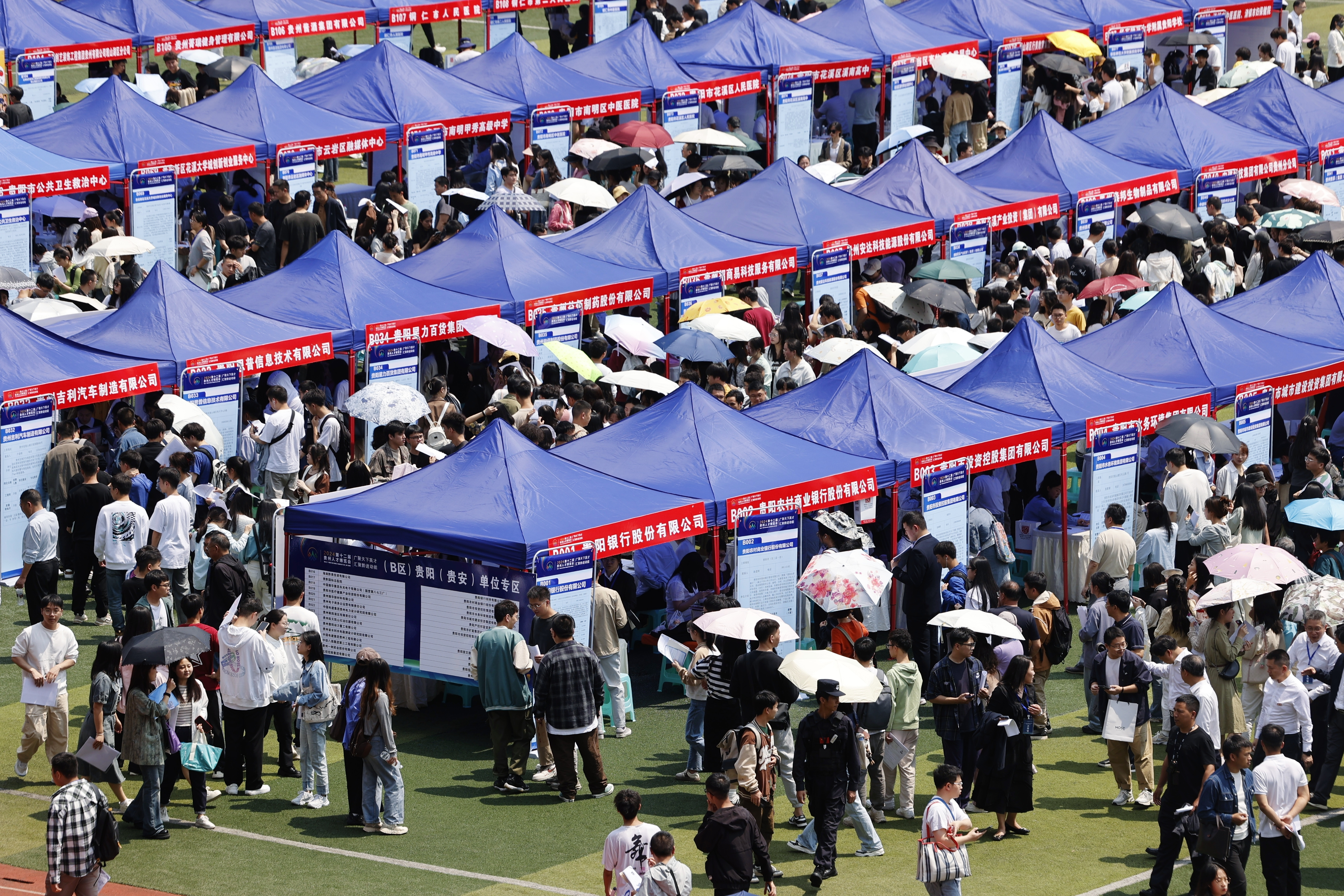 4月27日,第十二届贵州人才博览会贵州大学站专场招聘会举行 (2) (1)