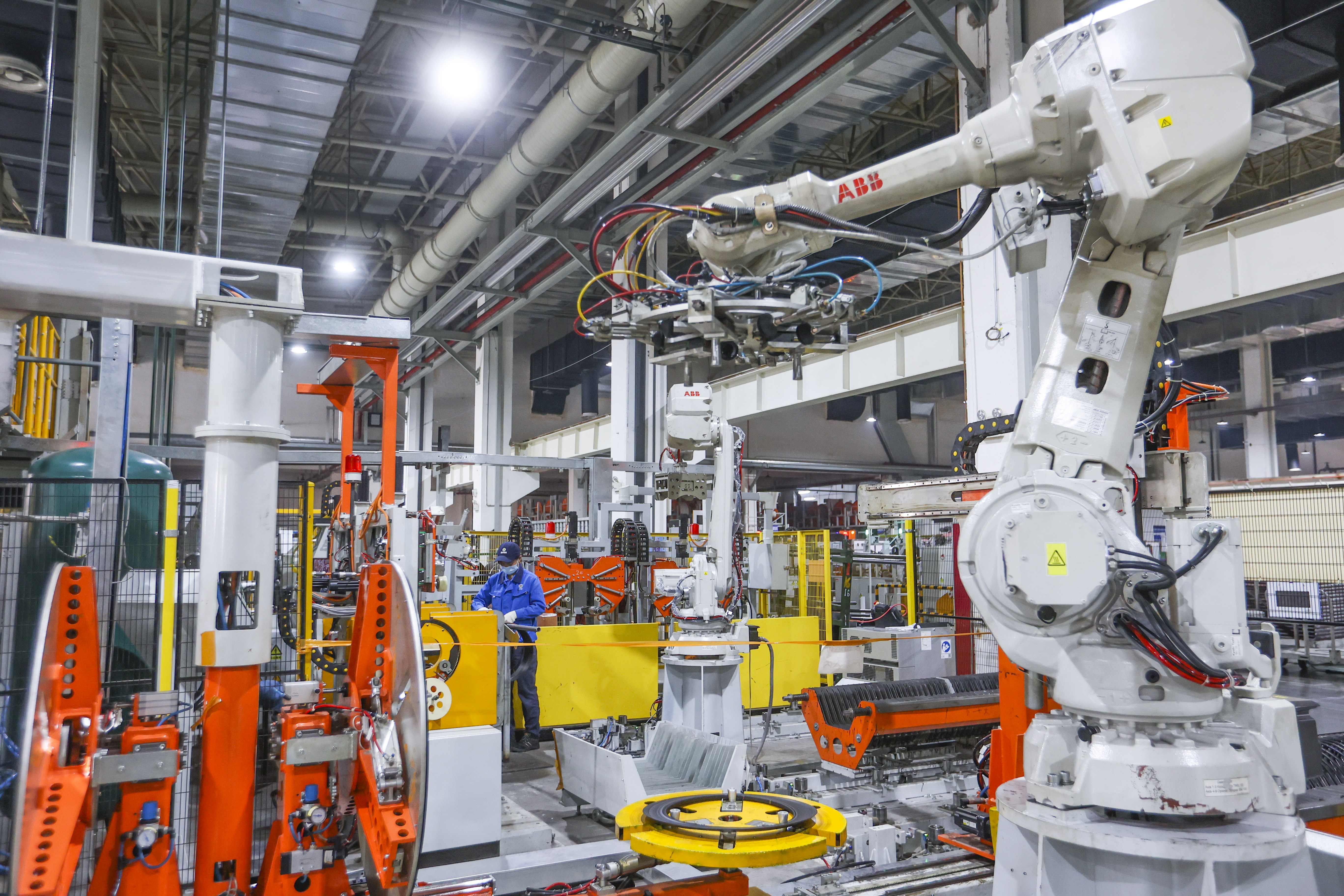 10月14日,位于贵阳市修文扎佐的贵州轮胎载重子午胎分公司生产车间,车间内一派忙碌,开足马力加紧生产。贵阳日报融媒体记者 石照昌 摄 (7)